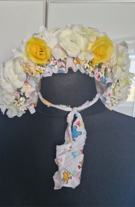 Czepek niemowlęcy ocieplany, wiazany z kwiatami, idealny na sesje zdję