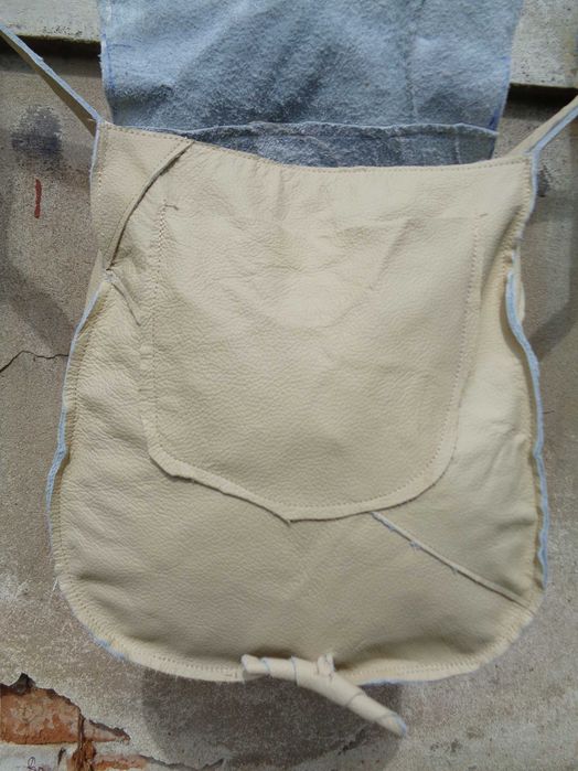 Artystyczna skórzana torebka z kobietą w kapeluszu. Handmade