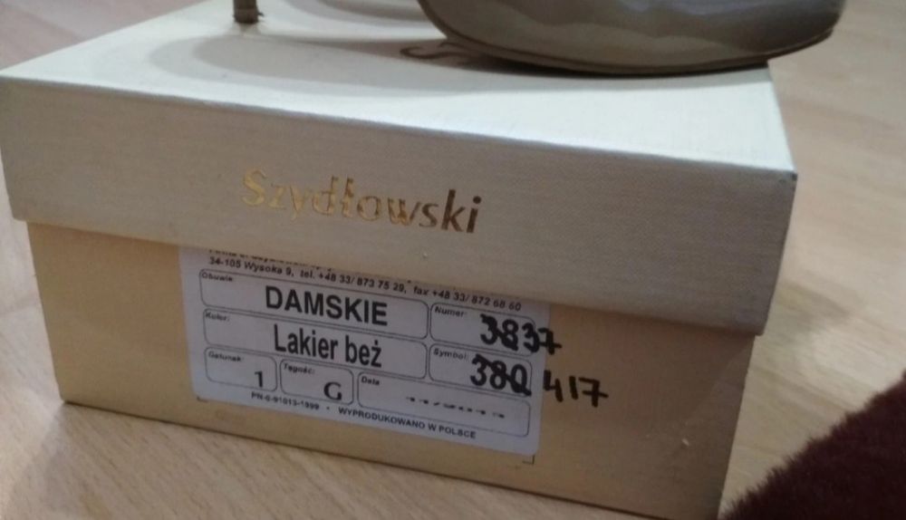 Buty na wąskim obcasie beżowe szydłowski