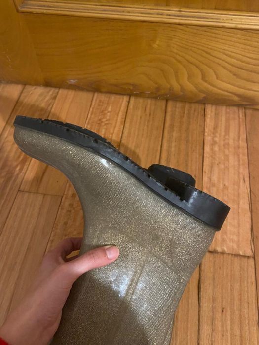 Galochas douradas GUESS