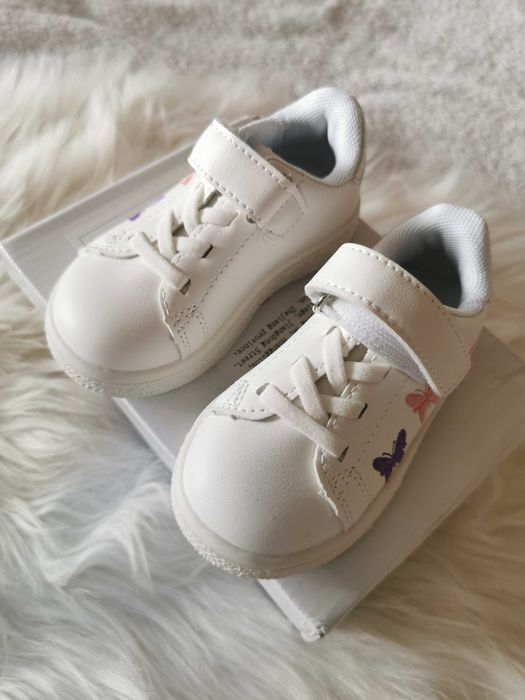 Białe dziecięce sneakersy