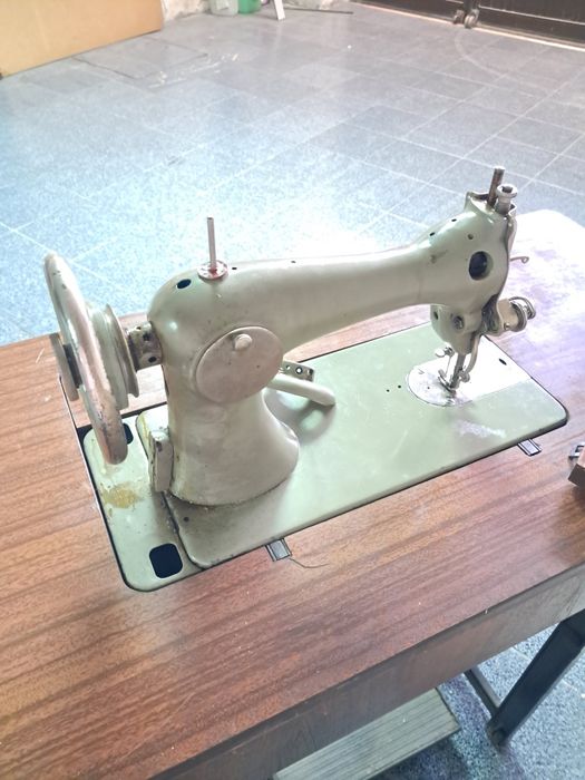 Máquina de costura verde com estrutura em ferro
