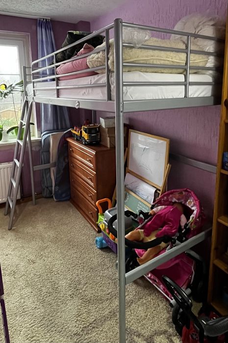 Rama łóżka na antresoli