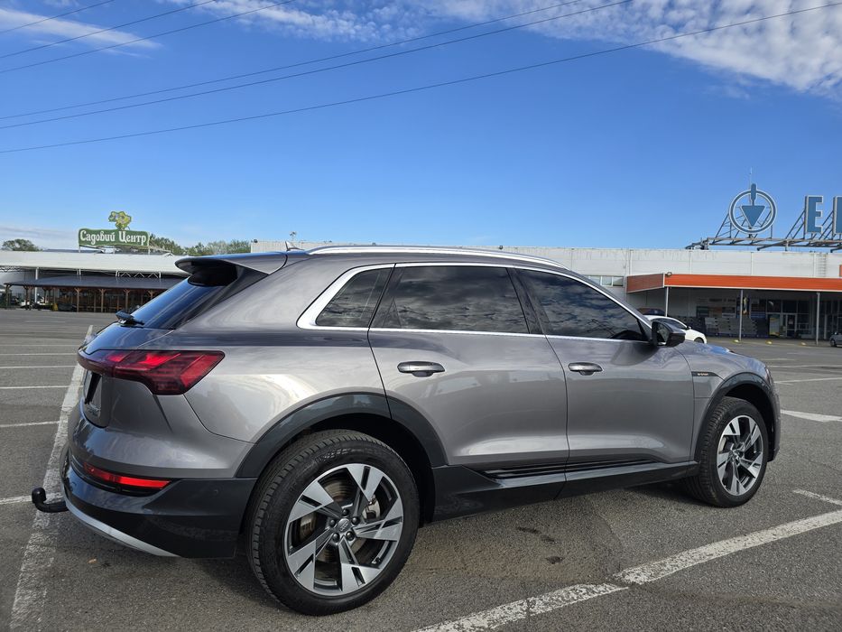 Продаж AUDI e-tron 55 Quattro / 95 кВт / Full-Led digital Matrix
2020