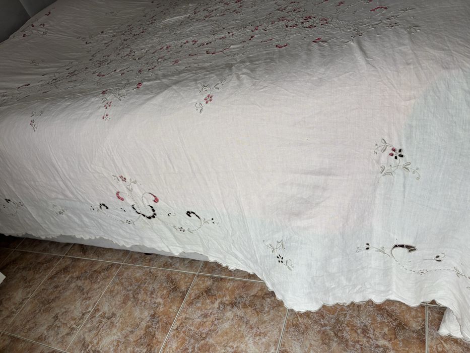 Toalha de mesa em linho com bordado da Madeira