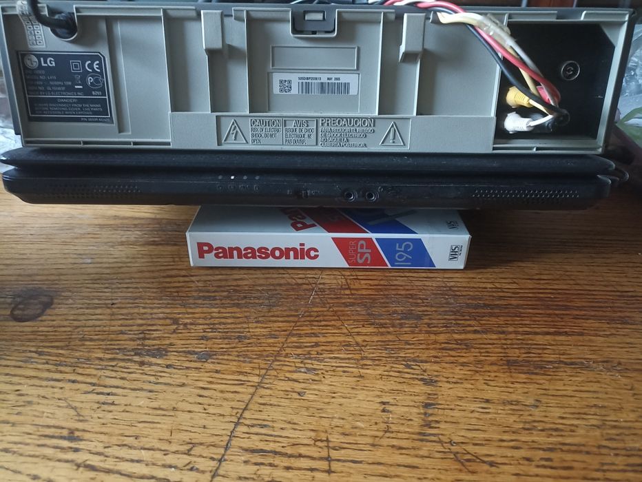 Видеоплеер LG L415 с кассетами.