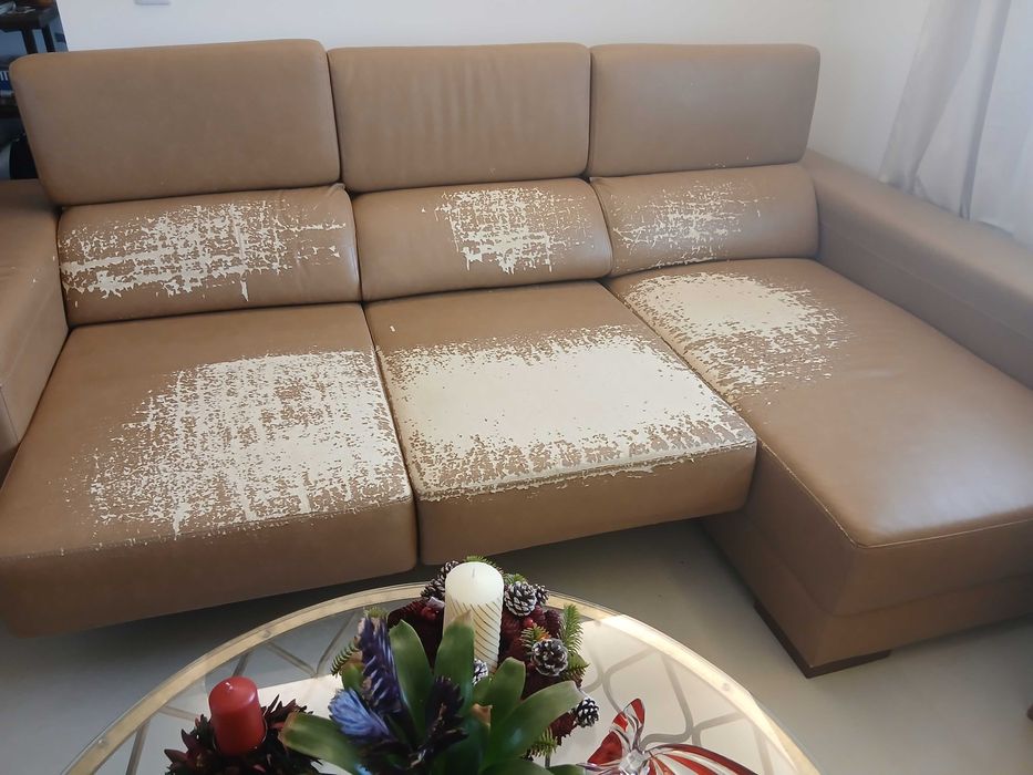 Sofá comprado em 2018. Pele sintética.