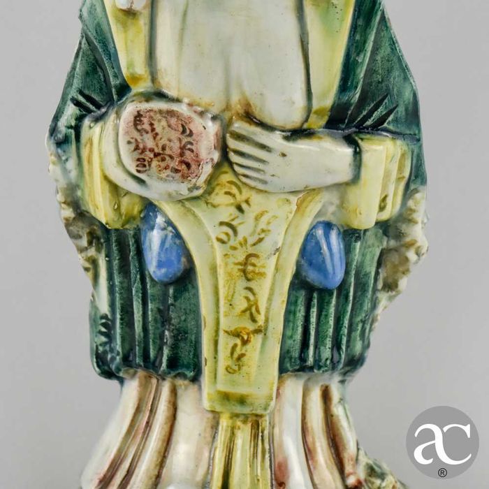 Figura de dignitário chinês em cerâmica vidrada Sancai