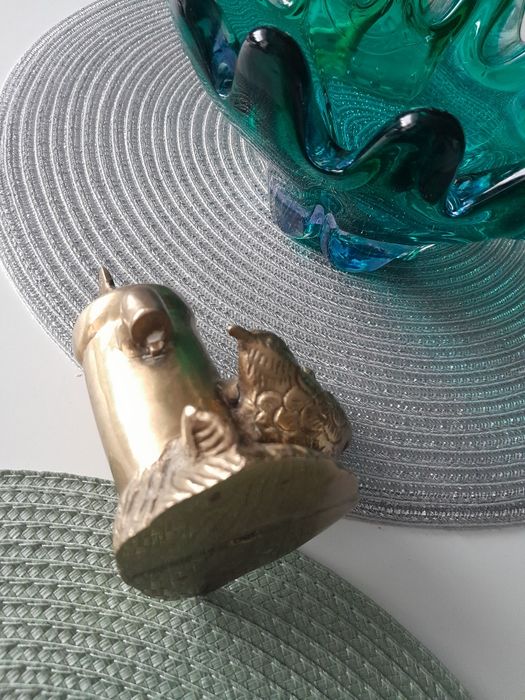 Ptak siedzący na studni całości wykonana z mosiądzu