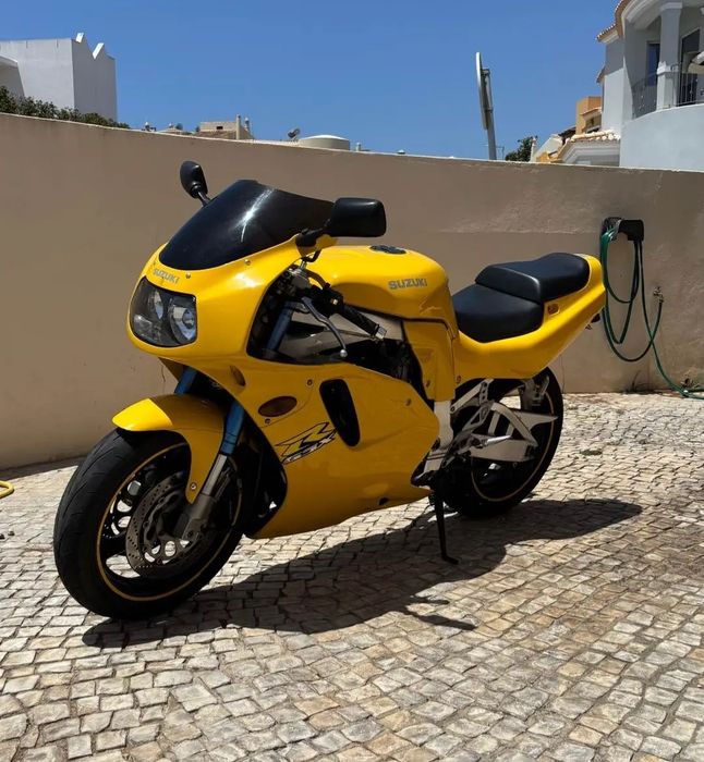 Vende-se Suzuki GSXR 750