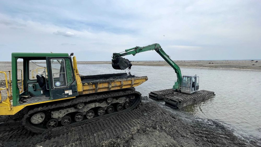 Плавающий экскаватор Амфибия .Очистка от ила, камыша, мусора, деревьев