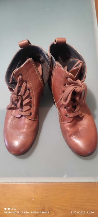 Bota em pele meio cano 37/38