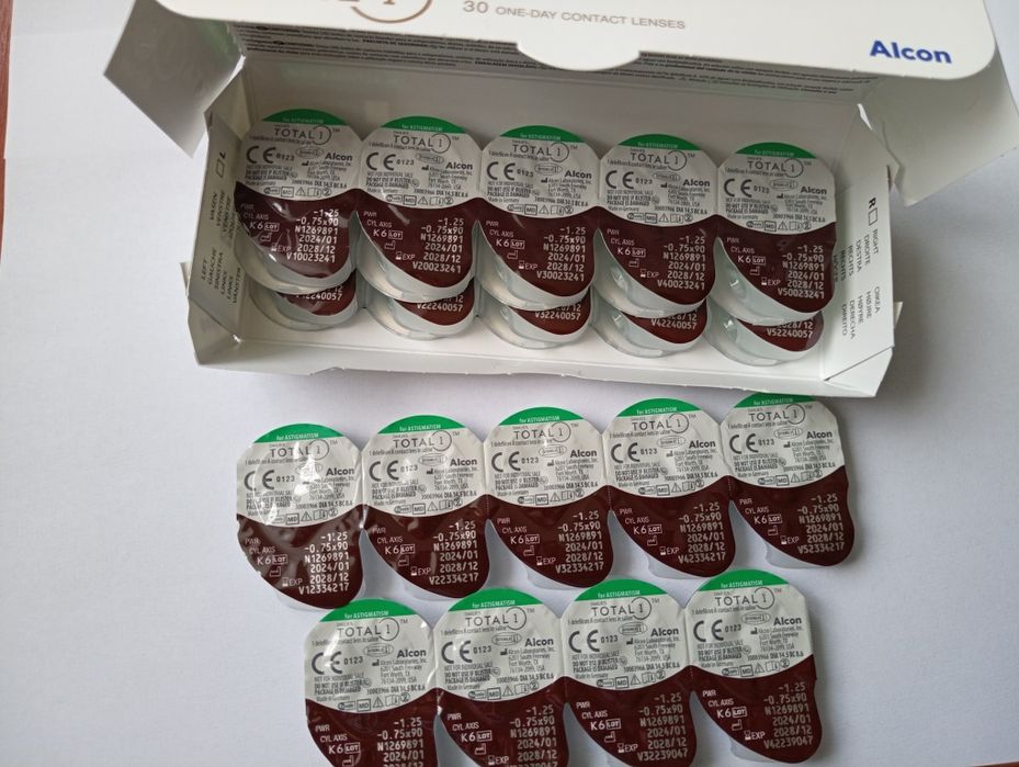 Оригінальні Контактні лінзи одноденні торичні Dailies Total 1