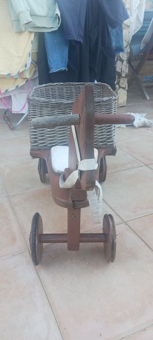 Cavalinho de madeira antigo