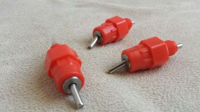 Pipetas para bebedouros de aves.