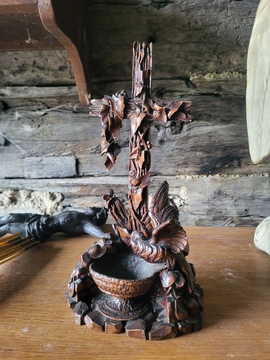 Zabytkowa rzeźba drewniana kropielnica krzyż