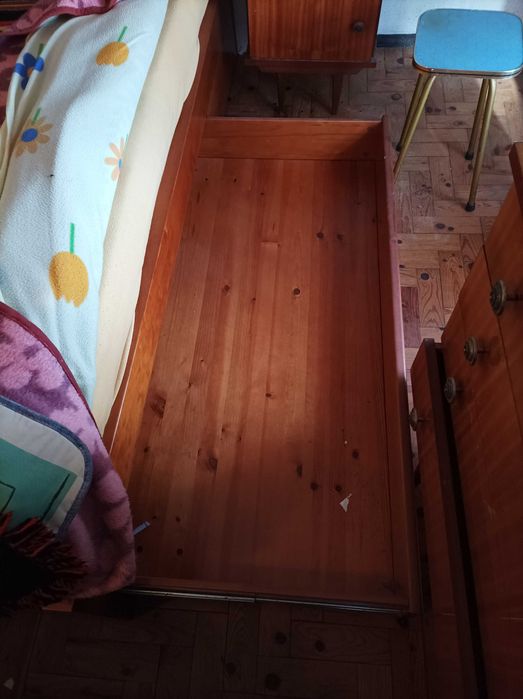 Cama e mesinhas de cabeceira Cerne em cerejeira