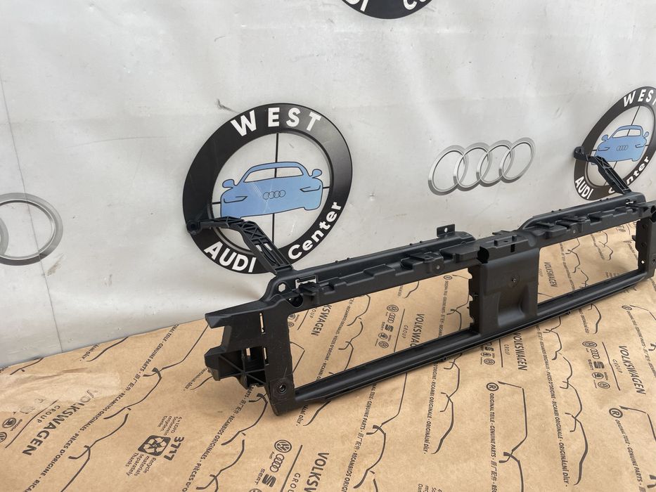 Кронштейн Решітки Радіатора Audi A4 A5 B9 8W6807771D Рамка Жалюзі