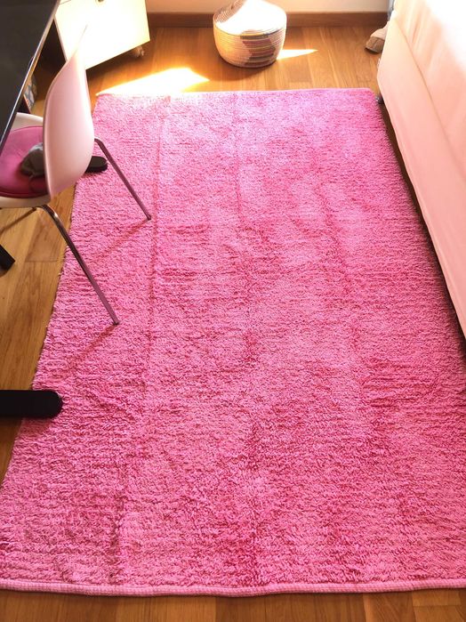 Vendo tapete em tons de rosa suave