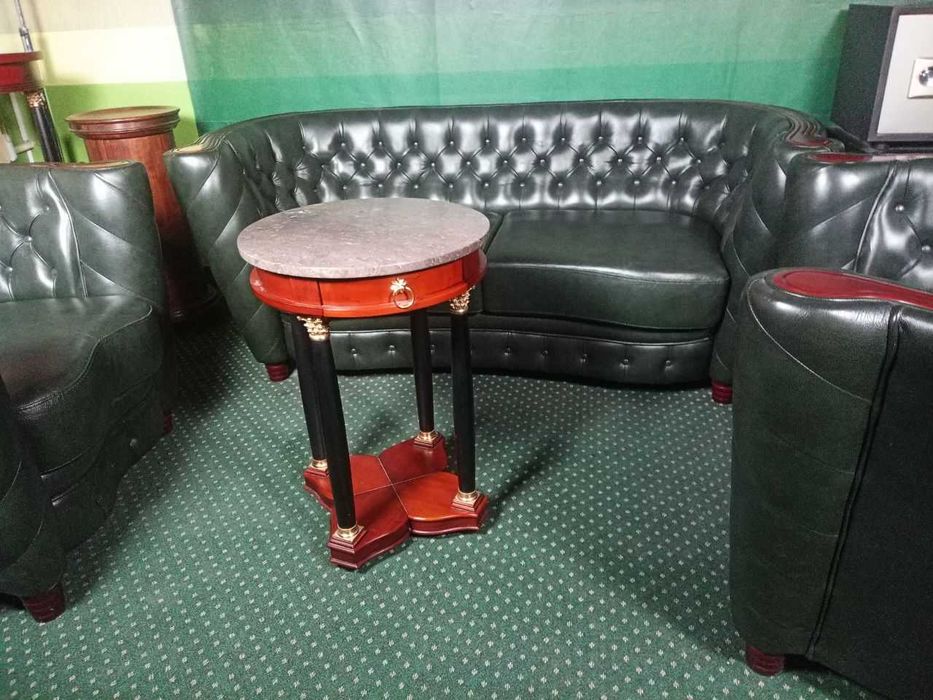 Набор шикарной кожаной мебели + журнальный столик + стойки для ваз