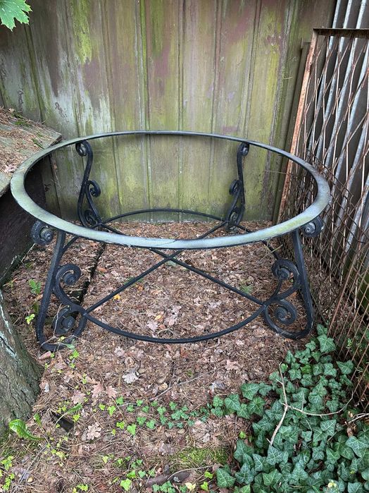 Stół Metalowy Kuty – Sztuka Kowalstwa w Twoim Domu