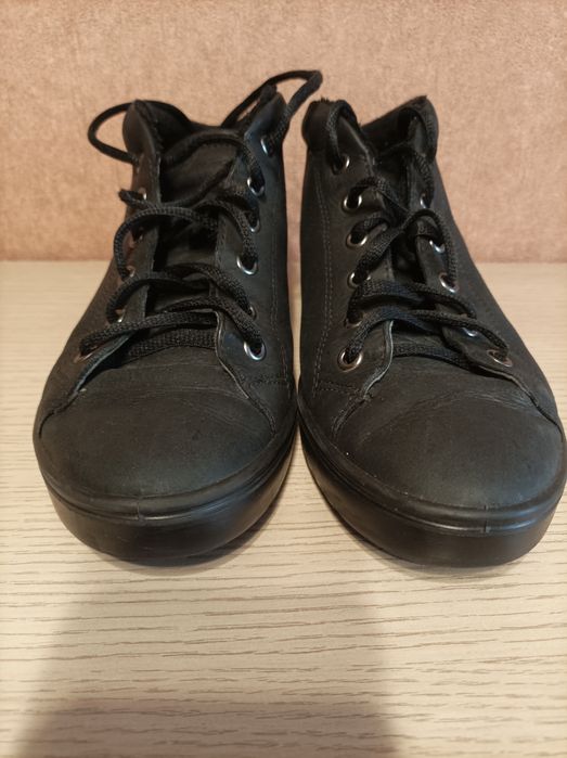 Продам женские демисезонные ботинки Ecco