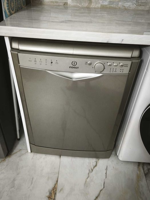 maquina de lavar loIça INDESIT em inox