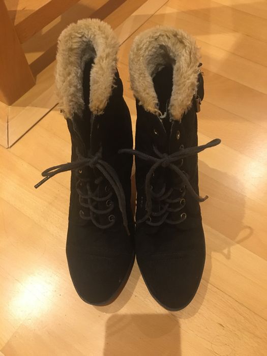 Botins salto alto core preto