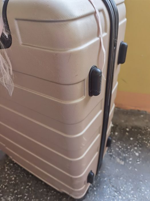 duża walizka rozsuwana rączka