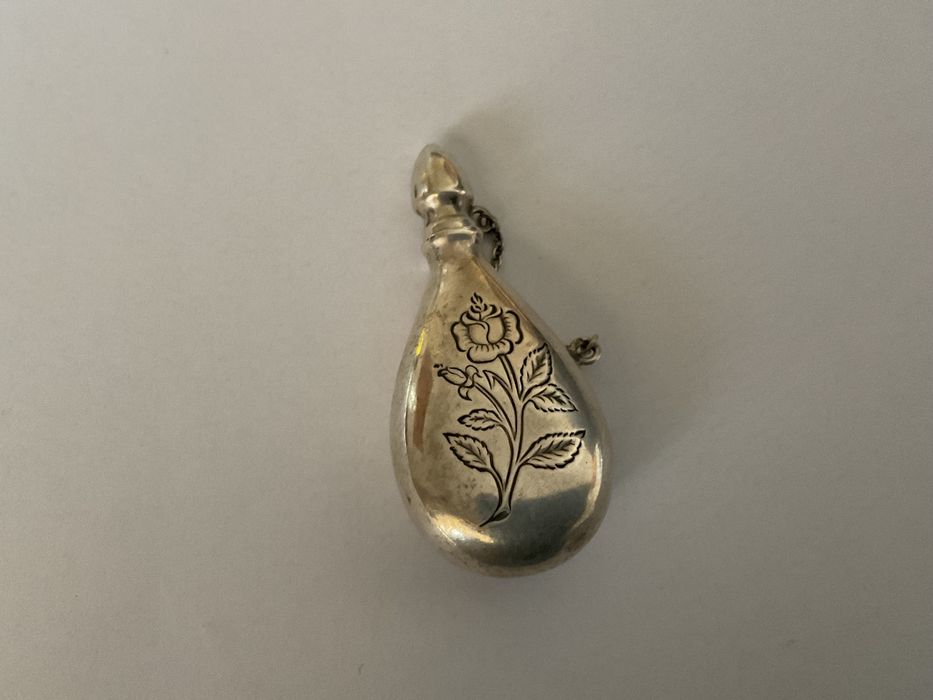 Pequena garrafa de perfume antiga em prata contrastada