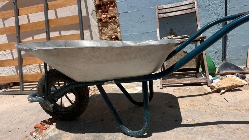 Vendo carrinho de mão para obra e escadote
