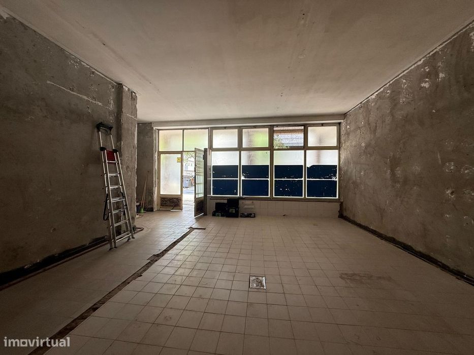 Loja Comercial em Matosinhos Sul, com 254 m2 e Garagem Fechada