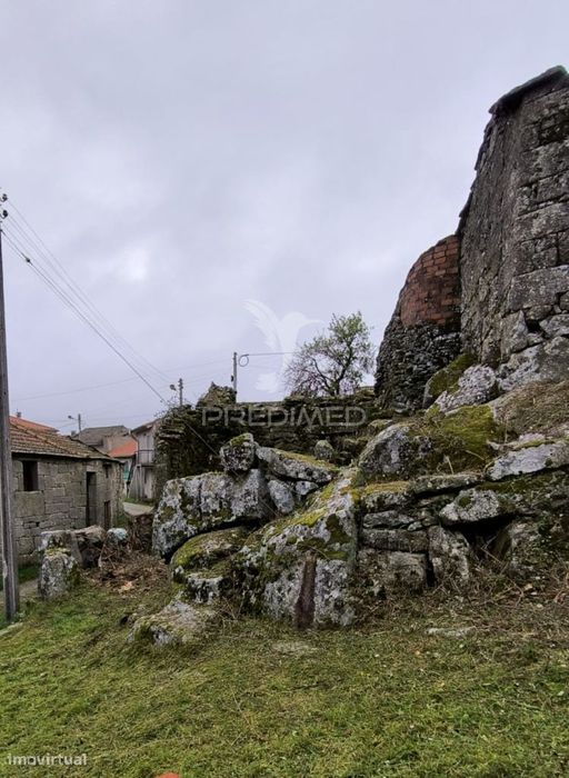 Casa em pedra para recuperação total em Vila Meã / Vila Real