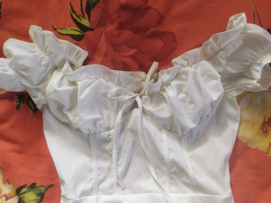 белое обалденное платье. только доставка )