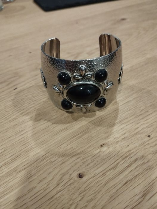 Bracelete prateada com pedrinhas pretas