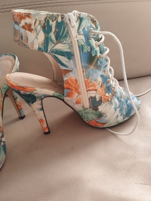 Buty rozmiar 38, kwiaty, wysoki obcas