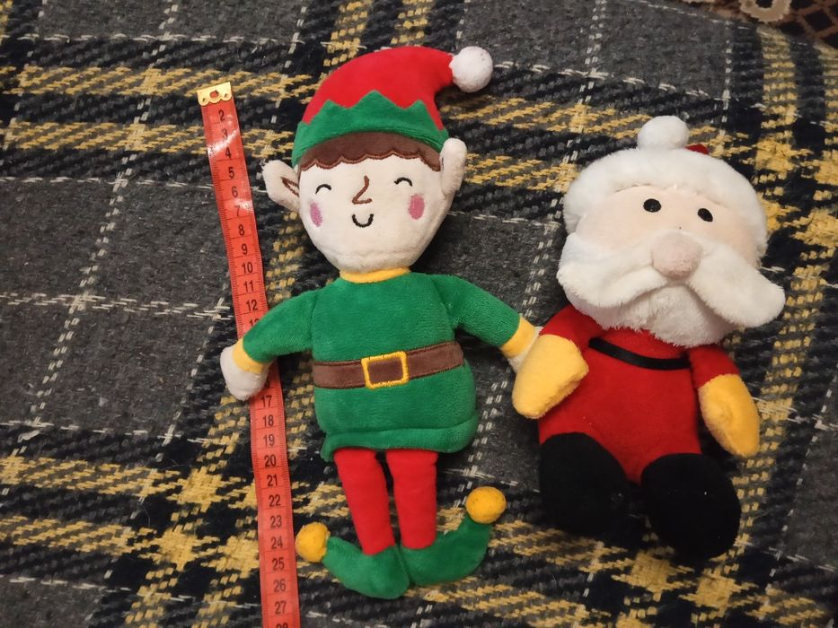М'які іграшки, ельф і Санта Клаус