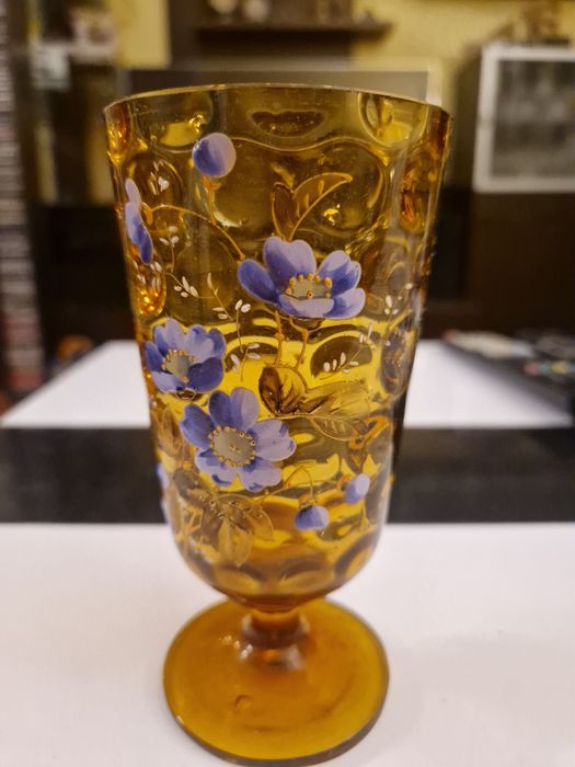 Cudny malowany kieliszek miodowego szkła