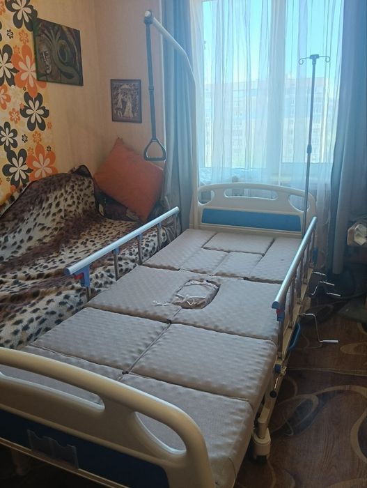Ліжко для хворого функціональне.