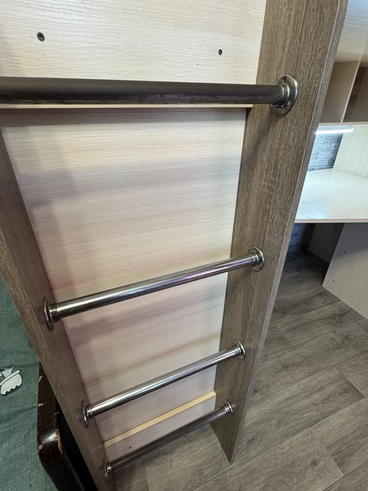 Детская кровать чердак со столом и шкафом