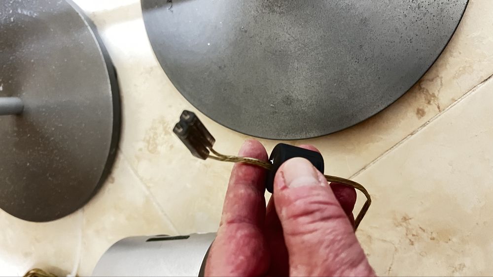 Colunas Sony com pé alto