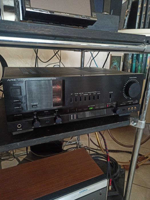 Гибридный усилитель LUXMAN LV-105.