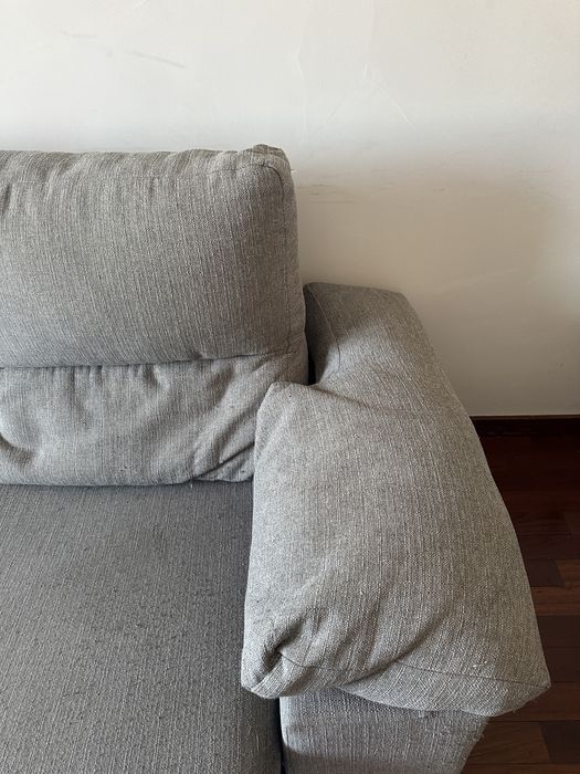 Sofá de canto (chaise longue) em tecido bouclé/chenille cinza