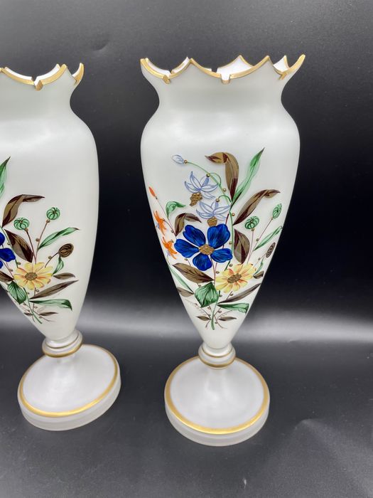 Par de jarras vidro opalino antigas de capela