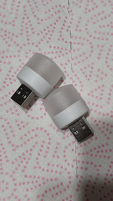 USB лампочка працює від повербанка.