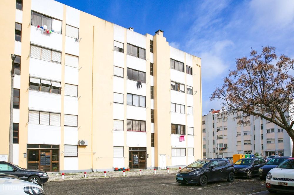 Apartamento T2 Remodelado no Carregado