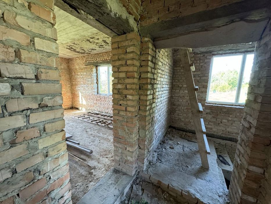 Незавершене будівництво біля Рівного в топовій локації