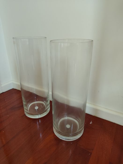 Vasos em vidro altos e modernos
