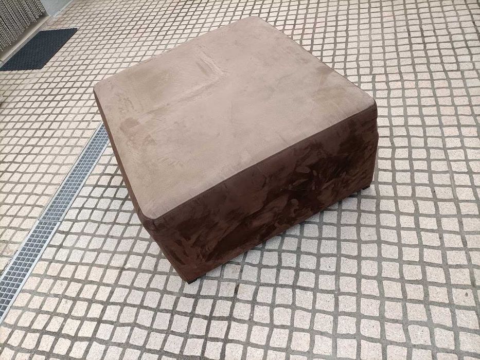 Sofá com chaise longue e mesa centro tipo puff