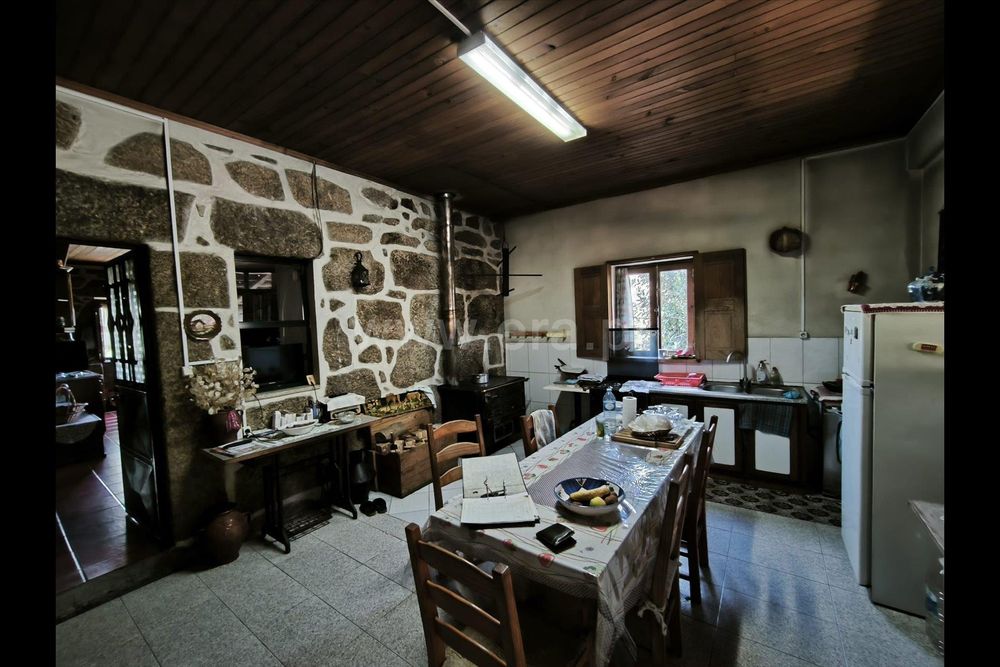 Quinta Rústica Habitável com 4 Hectares + Equipamento Agrícola.

Apres